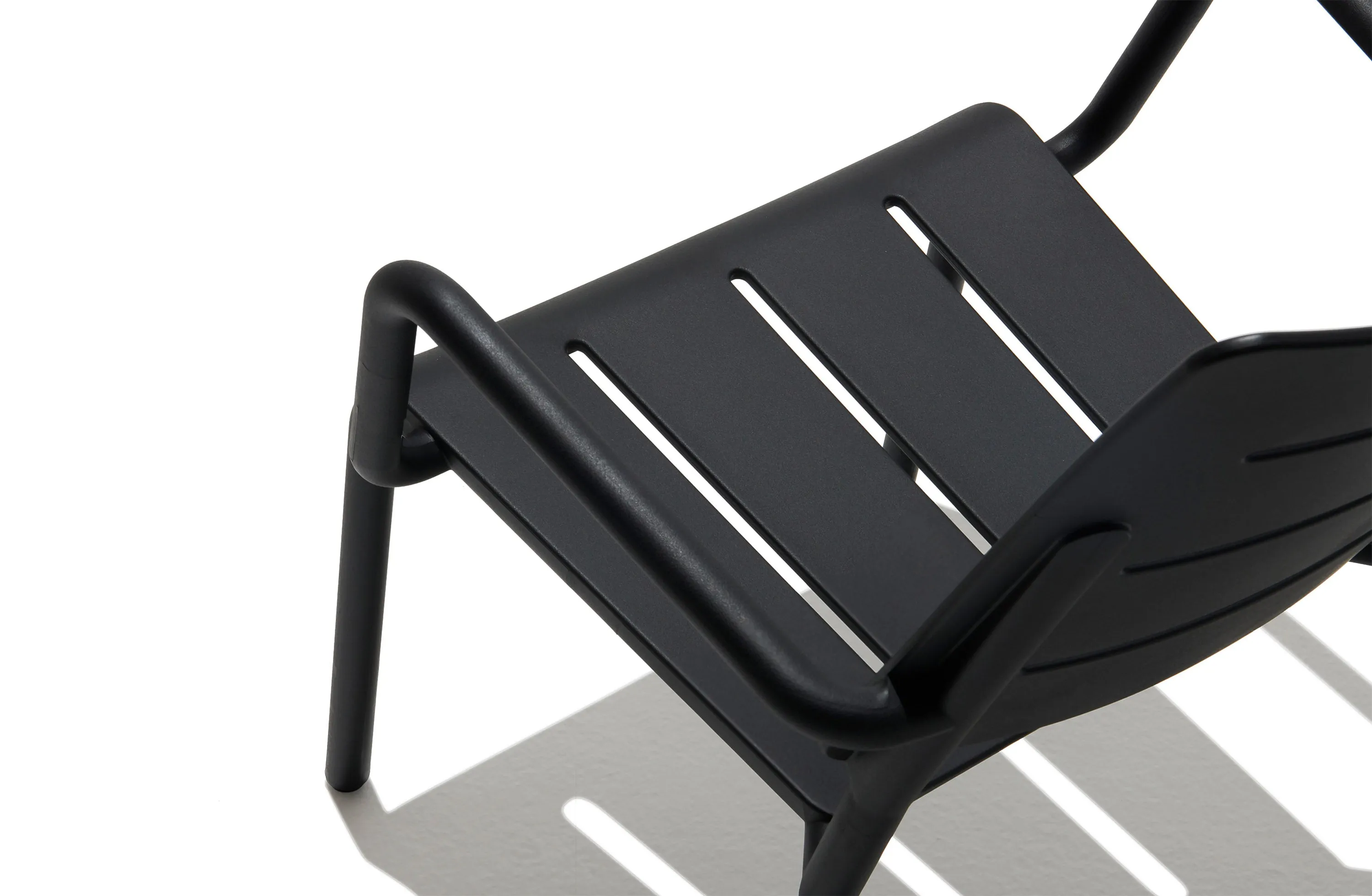 Outo Outdoor Lounge Chair